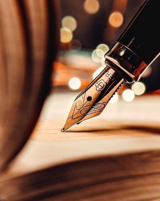 يوم انكسر صمت القلم  انتثر حبره شعور
داخله الفين جرح وللوجع الفيييين عَبرة

حاول يخبي الألم في البياض بين السطور
خانته حتى السطور  وطاح الحزن مع العبرة