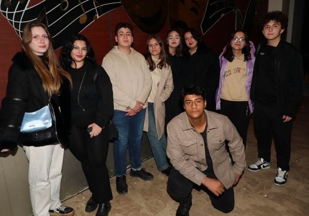 halklisgemlik's tweet photo. Bu yıl dördüncüsü düzenlenen “Avukat Özgür Aksoy Tiyatro Günleri”nin final oyunu olan “Gerçek Kaybeden” tiyatro oyununa Gemlik Gençlik Kolları Yönetimimiz ve İl Gençlik Kolları Bilişim Sorumlumuz Sinem Yaşar ile birlikte katıldık. Emeği geçen Gemlik Belediyesine teşekkür ederiz. https://t.co/zuWUsEViw4