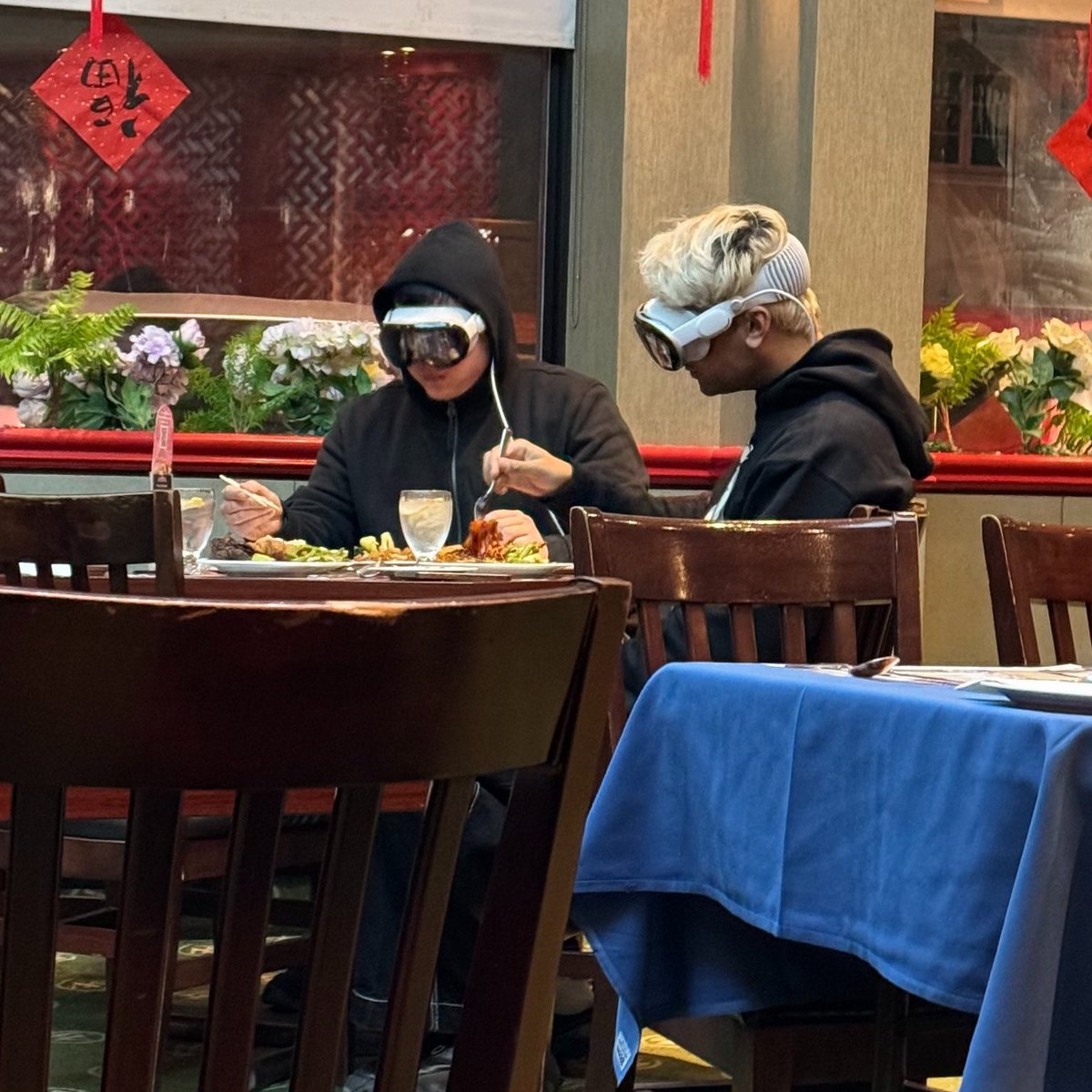 AppleVisionPros's tweet image. Is this the future of tech bros? 😎🍜 #applevisionpro