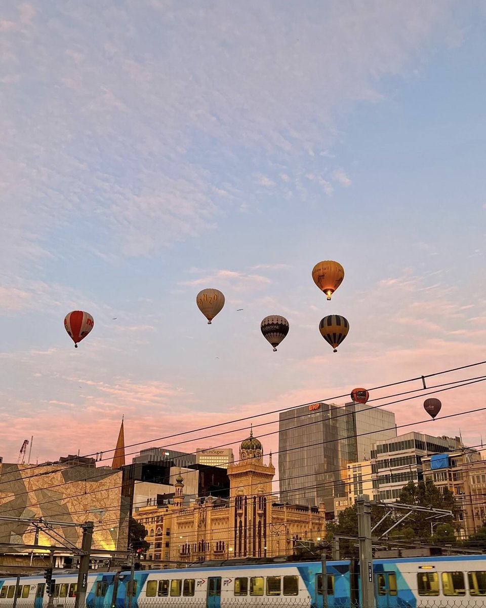 Just some #melbourne icons striking a pose for a quick pic! 📸 Kudos to our mate @hamishcarlin for capturing these city celebs in action. #globalballooning  globalballooning.com.au/?utm_content=s…