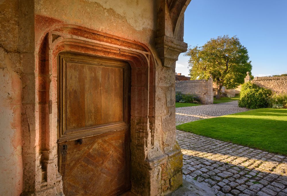 LesMonumentsNat's tweet photo. On nous dit dans l'oreillette qu'@andremanou s'est rendu au château de #Talcy... 🏰 
Rdv à 12h56 sur @francetv pour découvrir ce monument poétique dans l'émission "Château !" 👉  https://t.co/hDQJveHSn7 https://t.co/UMpb2Kj5DW
