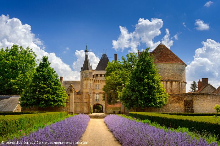 LesMonumentsNat's tweet photo. On nous dit dans l'oreillette qu'@andremanou s'est rendu au château de #Talcy... 🏰 
Rdv à 12h56 sur @francetv pour découvrir ce monument poétique dans l'émission "Château !" 👉  https://t.co/hDQJveHSn7 https://t.co/UMpb2Kj5DW