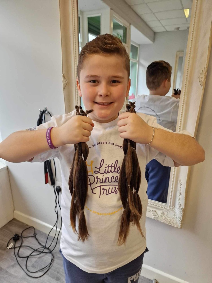 LPTrustUK's tweet image. This SuperHairo's 3 year hair donation journey recently came to an end as he waved goodbye to an amazing 16” of his long locks, as well as raising a massive  £2,300! 🙌 🥳

Looking to follow in Faran's fantastic footsteps? 👇💜

ow.ly/zgsz50QuMsA