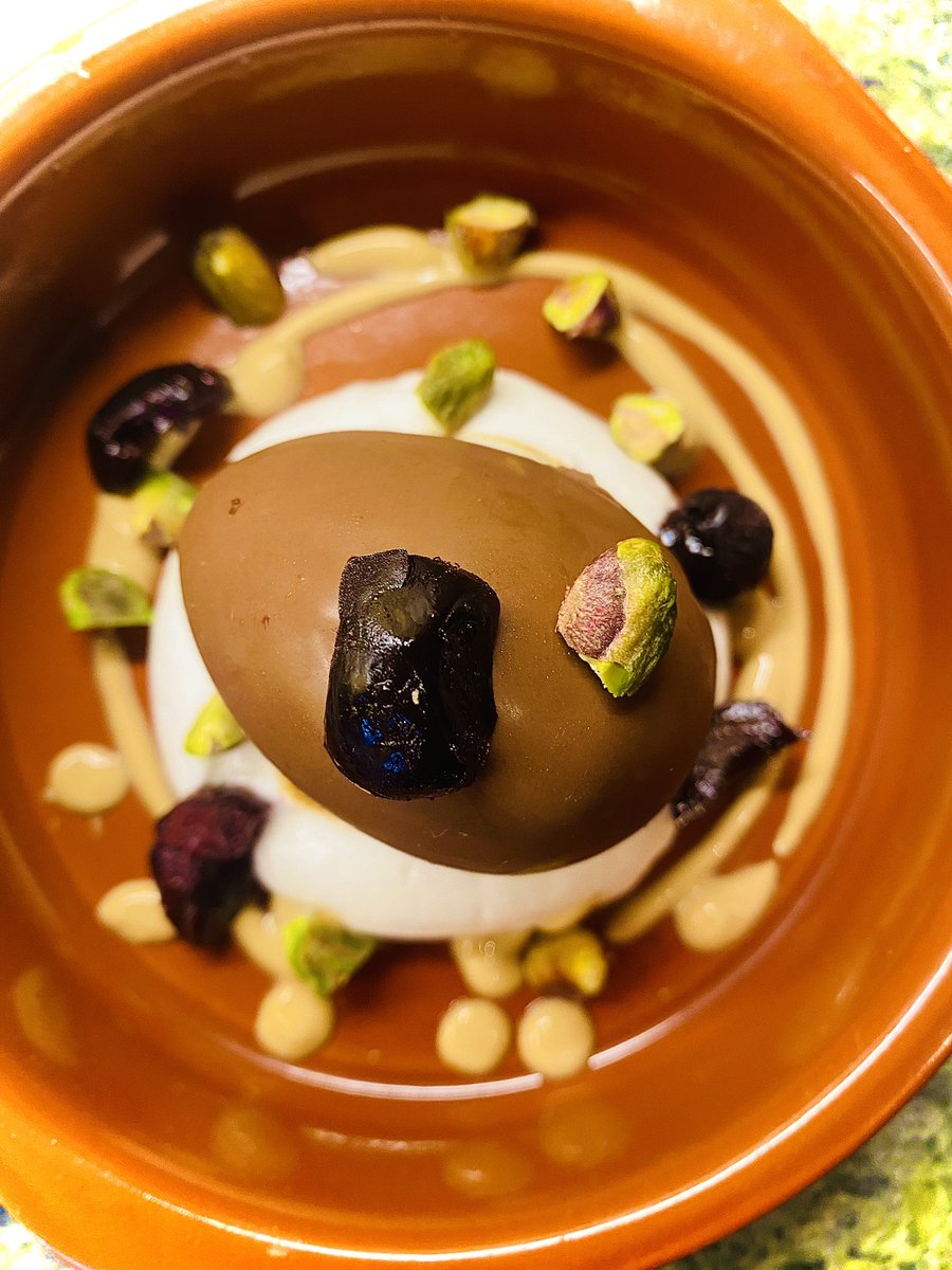 KitDavisChef's tweet image. Caramel ice cream stuffed Easter egg. Scorched meringue. Pistachio. Toffee