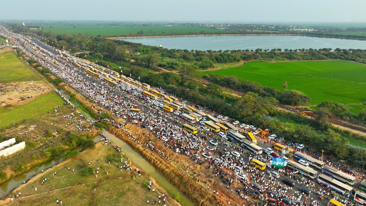 TeluguBulletin's tweet image. ఇంటర్ పరీక్షలు వాయిదా వేసి

పాఠశాల బస్సులు తరలించి

చెట్లు నరికి కాల్వలు పూడ్చి

భయపెట్టి,బలవంత పెట్టి సభలకు జనాల్ని తరలించింది

ఇందుకేనా?.. ఈ బల ప్రదర్శన కోసమా?. ఈ ఆర్భాటాలు డ్రోన్ షాట్లతో భ్రమ కల్పించేందుకా?

ప్రజా వ్యతిరేకతని కప్పిపుచ్చేందుకు సామ దాన భేద దండోపాయాలు…