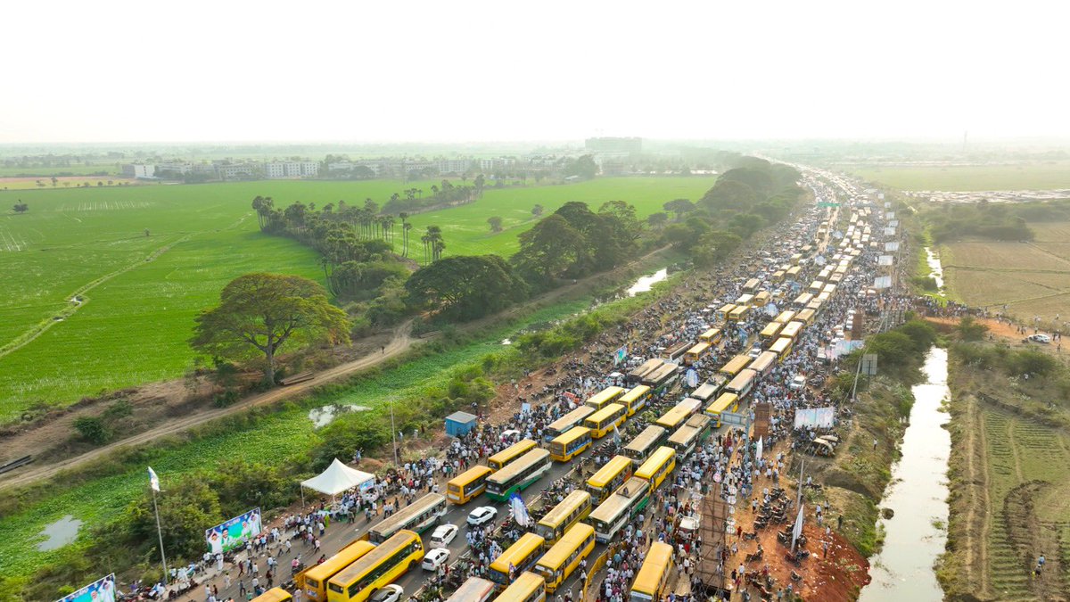 TeluguBulletin's tweet image. ఇంటర్ పరీక్షలు వాయిదా వేసి

పాఠశాల బస్సులు తరలించి

చెట్లు నరికి కాల్వలు పూడ్చి

భయపెట్టి,బలవంత పెట్టి సభలకు జనాల్ని తరలించింది

ఇందుకేనా?.. ఈ బల ప్రదర్శన కోసమా?. ఈ ఆర్భాటాలు డ్రోన్ షాట్లతో భ్రమ కల్పించేందుకా?

ప్రజా వ్యతిరేకతని కప్పిపుచ్చేందుకు సామ దాన భేద దండోపాయాలు…