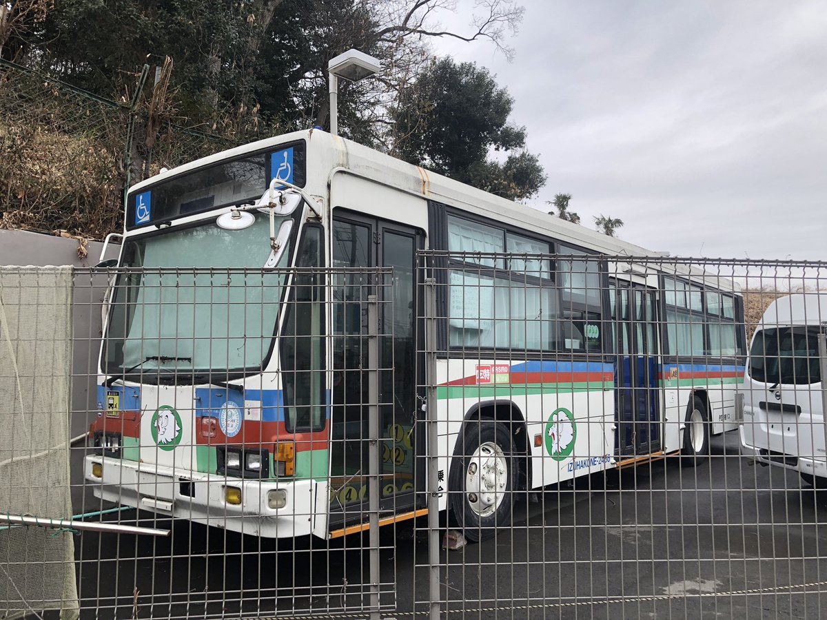 神奈川県のバス会社の車庫にいる 伊豆箱根バス 2436号車 いすゞ