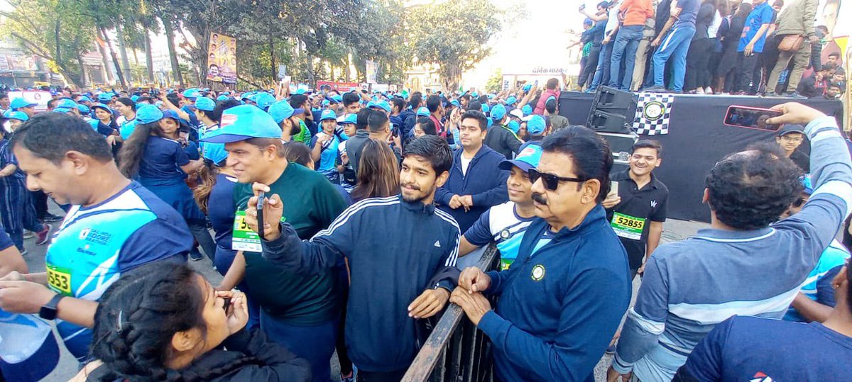 iShankarLalwani's tweet photo. फिट रहना हम सभी के लिए बेहद जरुरी है और दौड़ने से बेहतर फिट रहने का तरीका क्या हो सकता है।
आज इंदौर मैराथन में भाग लिया और शहर को स्वच्छ और स्वस्थ रखने की भी अपील की।
#RunIndoreRun #IndoreMarathon #Indore #Marathon https://t.co/5q8xx7mm8N