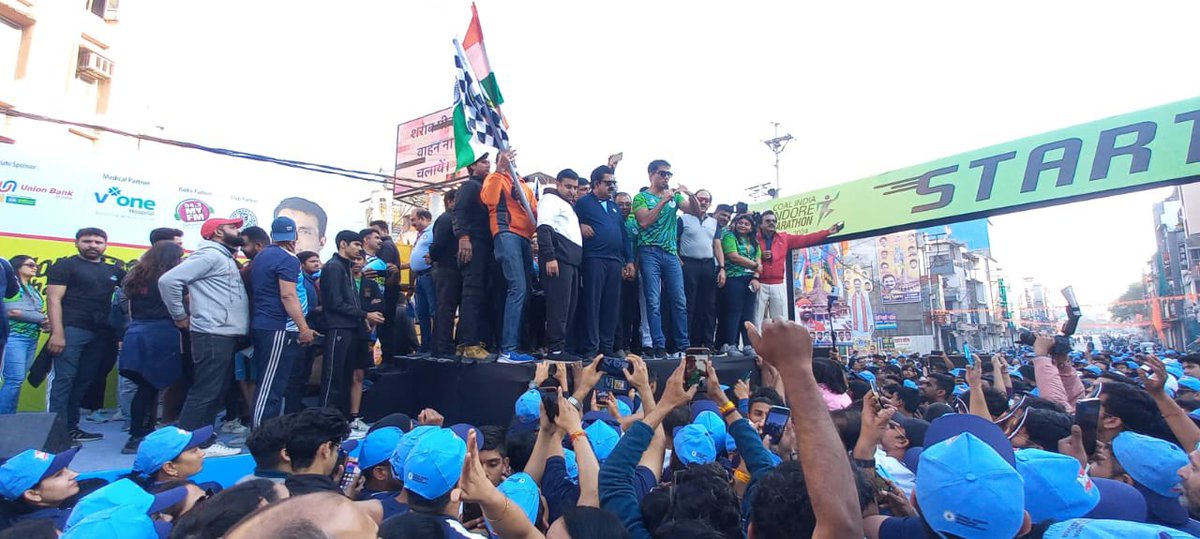 iShankarLalwani's tweet photo. फिट रहना हम सभी के लिए बेहद जरुरी है और दौड़ने से बेहतर फिट रहने का तरीका क्या हो सकता है।
आज इंदौर मैराथन में भाग लिया और शहर को स्वच्छ और स्वस्थ रखने की भी अपील की।
#RunIndoreRun #IndoreMarathon #Indore #Marathon https://t.co/5q8xx7mm8N