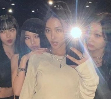MEOVV_CENTRIC's tweet photo. From this.                                   To this

We have survived 

#TBLNGG #THEBLACKLABEL #THEBLACKLABEL_NEW_GIRLGROUP #더블랙라벨 @THEBLACKLABEL https://t.co/GEbs0C9Fqc