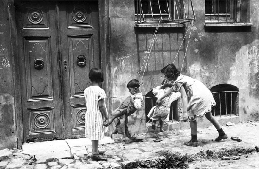 Arnavut kaldırımlı taş sokakta çocuklar...1928, İstanbul
