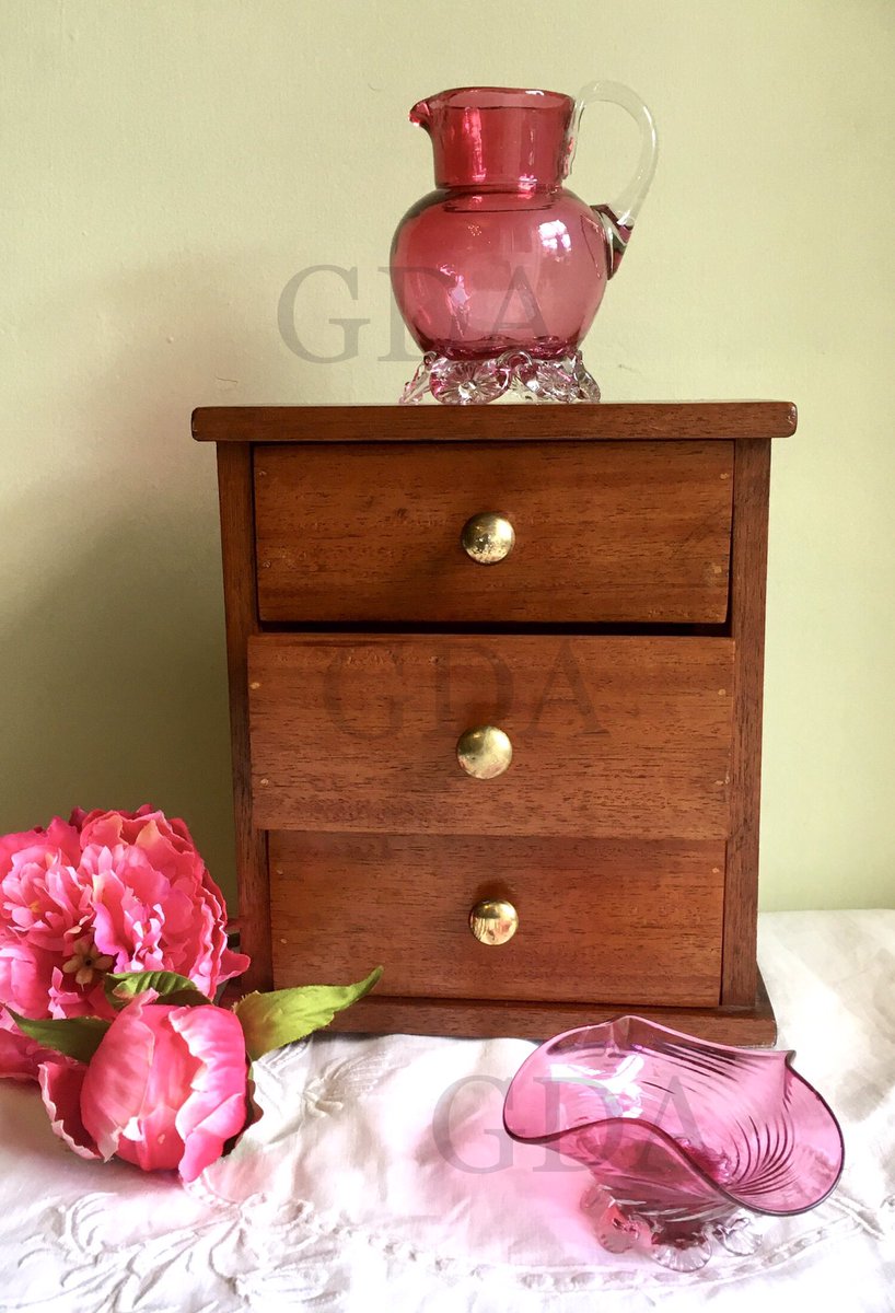 maviedanslart's tweet photo. πππππ
Good morning #UKGiftHour
Ideal for Valentines gifts.
A mini set of drawers and cranberry glass.
See them and more at,
https://t.co/2hHxQyYO16
#valentinesdaygift #UKGiftAM #shopsmallbiz #bizhour #uniquegifts #shopindie #gifts #glass #apprenticepiece #vintage https://t.co/Nmgm8yZWA5