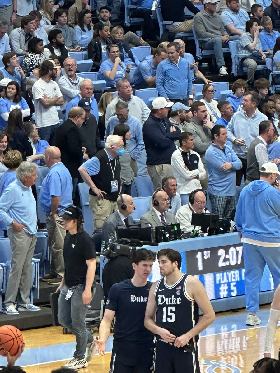 One of the best announcers in all of sports sitting next to the GOAT <a href="/JayBilas/">Jay Bilas</a> … #wrongteamwon
