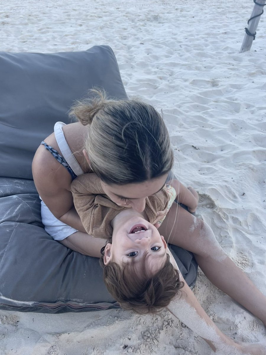 carolinatorresz's tweet photo. Apapáchame la vida entera 💕 https://t.co/7gI6vbwccr