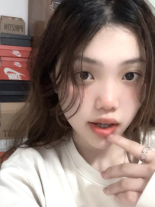 SGreen6647's tweet photo. 姐妹本人投稿
郭彦彤
有喜欢的哥哥可以合照发给我哦
帮哥哥传达，姐姐喜欢的话会私哥哥的哦
#合照 #射屏 #羞辱 #曝光 #羞耻 #社死 #刺激 #投稿 #骚货 #女神 #婊子 #母狗 #反差 https://t.co/G4MVtwO8iY