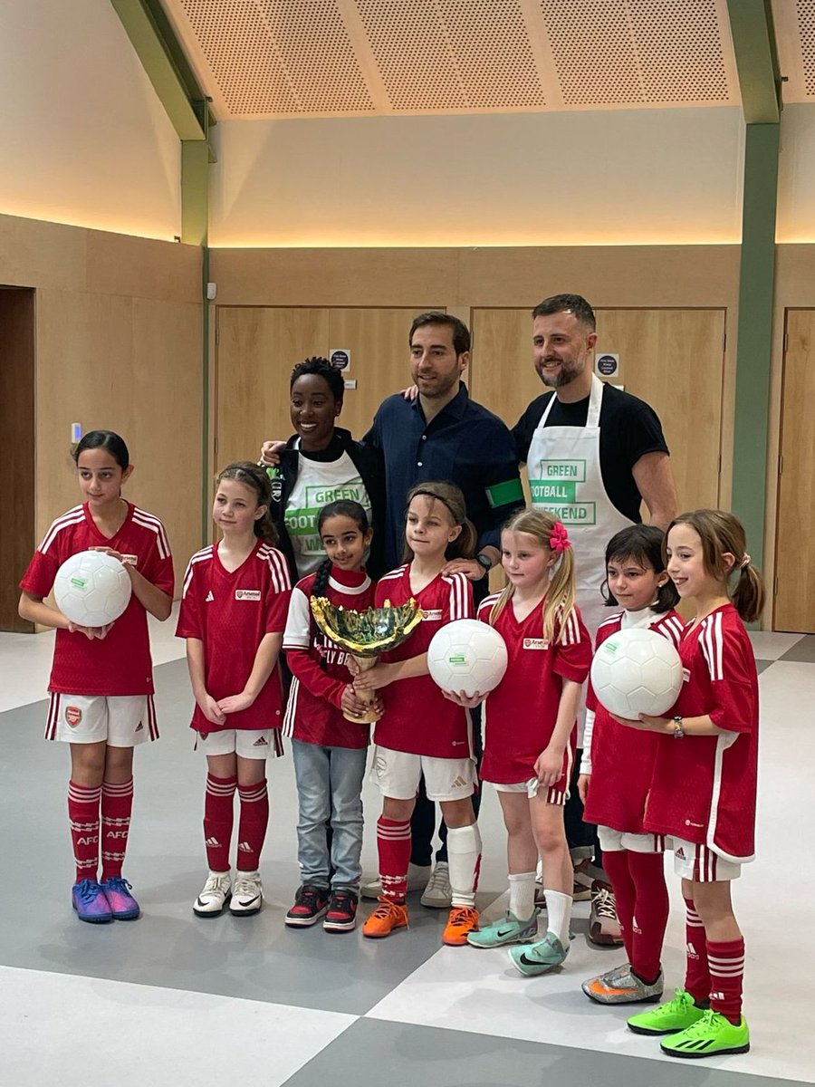 Great to see @mathieuflamini , @scardoug and @IanTheasby @boshtv hanging out with the @Arsenal youth and the Green Football Cup 🏆 today. Who will take it home after the weekend? Place your bets! bit.ly/3vNnMaZ #GreenFootballWeekend