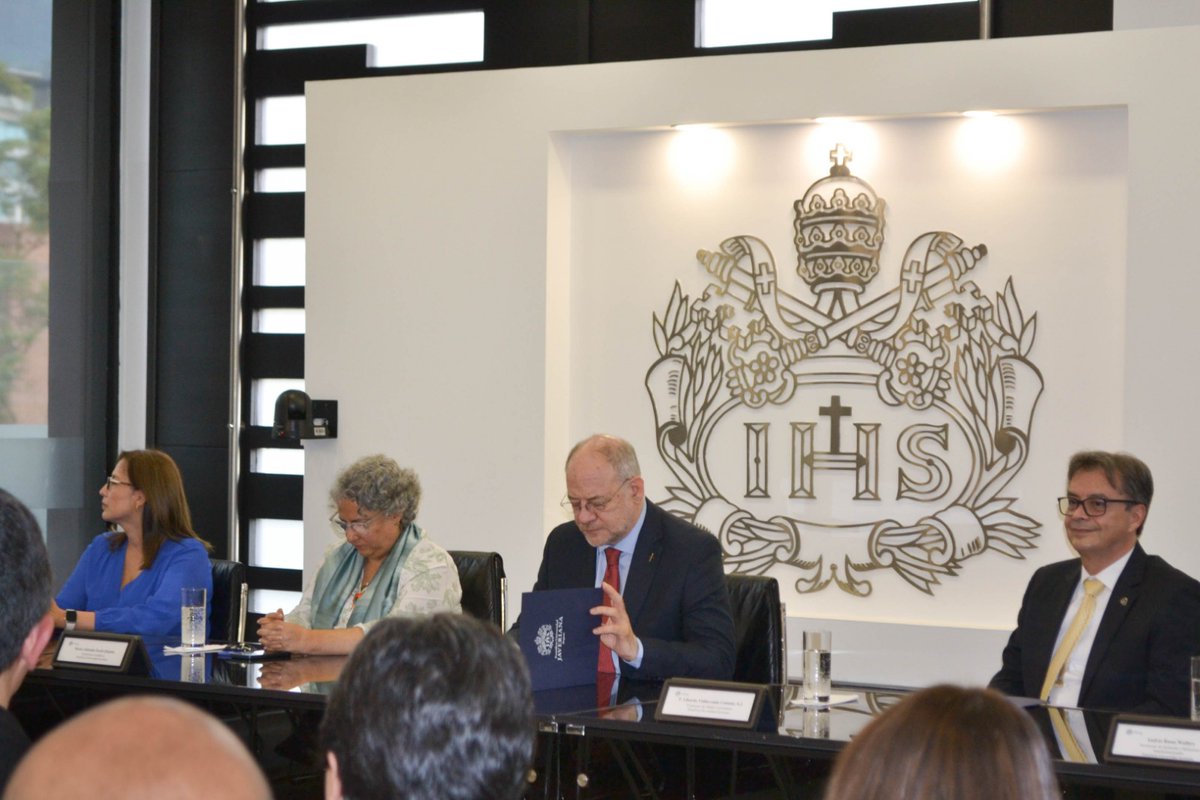 mafarahq's tweet photo. Celebramos la inauguración de la cohorte 20 del programa #Cardoner, un espacio de formación en el que nuestros/as profesores/as y personal administrativo se apropian de la historia e identidad javerianas y avanzan en el camino hacia el liderazgo y espiritualidad ignacianos. https://t.co/cIXCIRqJvJ