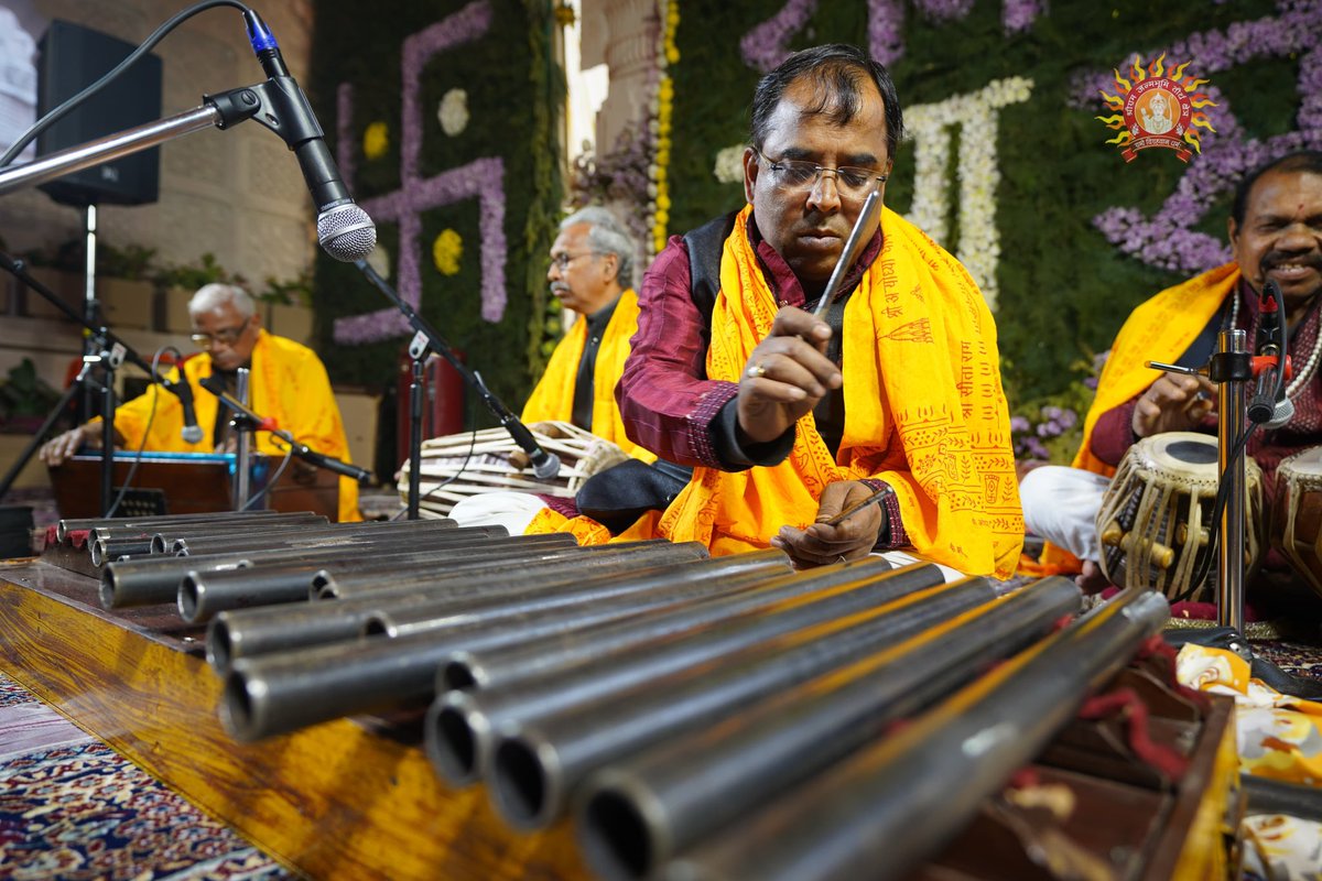 श्रीराम जन्मभूमि मंदिर में संचालित राग महोत्सव में आज सतना, मध्य प्रदेश के प्रख्यात मैहर बैंड द्वारा श्रीराम भजन प्रस्तुति तथा अन्य पारंपरिक रचनाओं की सेवा भारतीय शास्त्रीय वाद्यवृंद के सुमधुर वादन के माध्यम से भगवान श्री रामलला सरकार के चरणों में अर्पित की गई।