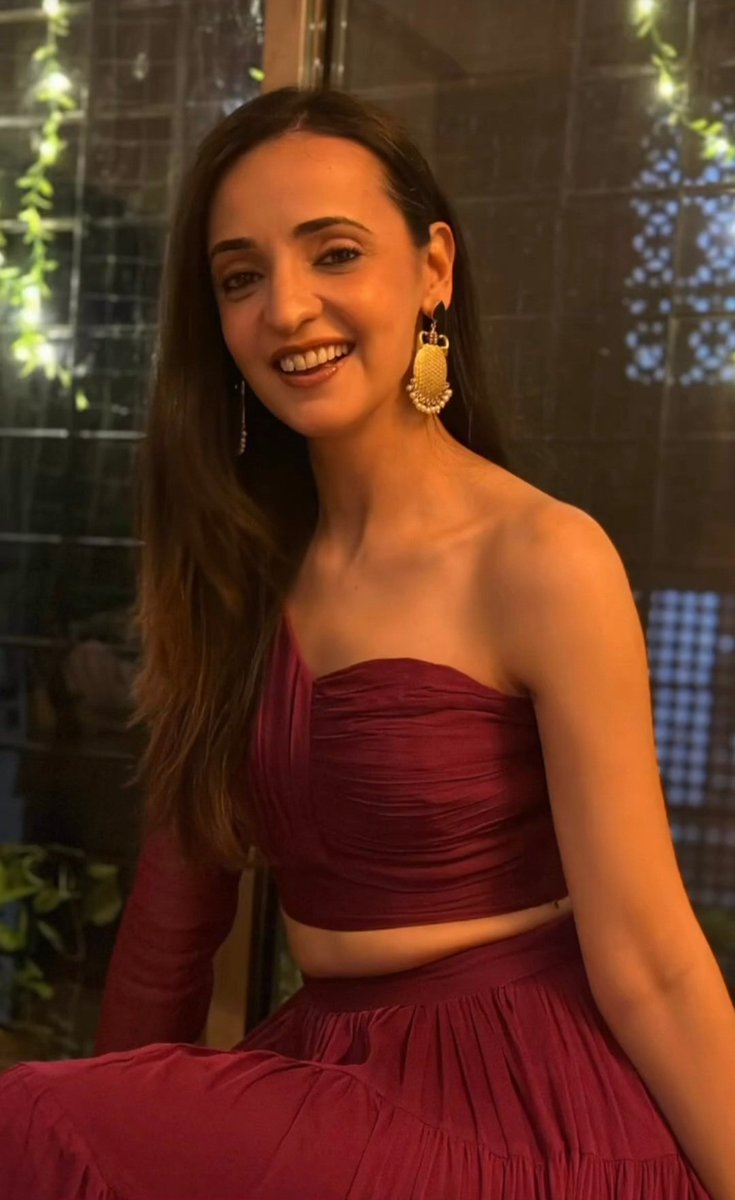 Pretttyyy! ❤️

#SanayaIrani