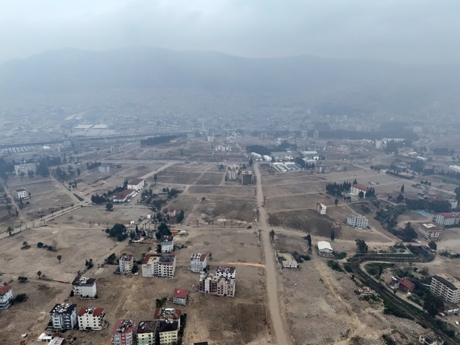 solcugazete's tweet photo. Hayalet şehre dönen Hatay'ın Emek Mahallesi'nde 15 bin aileden geriye 35 aile kaldı.

(İHA) https://t.co/bGeTSfpvLi