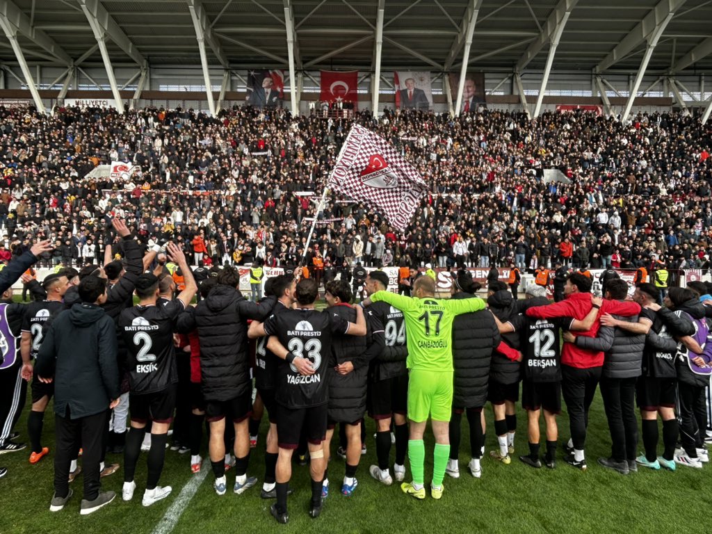 elazigspororgtr's tweet photo. 📸 Bu Büyük taraftara Şampiyonluk yakışır! 🔥🇱🇻 https://t.co/3Akk6fkS0r
