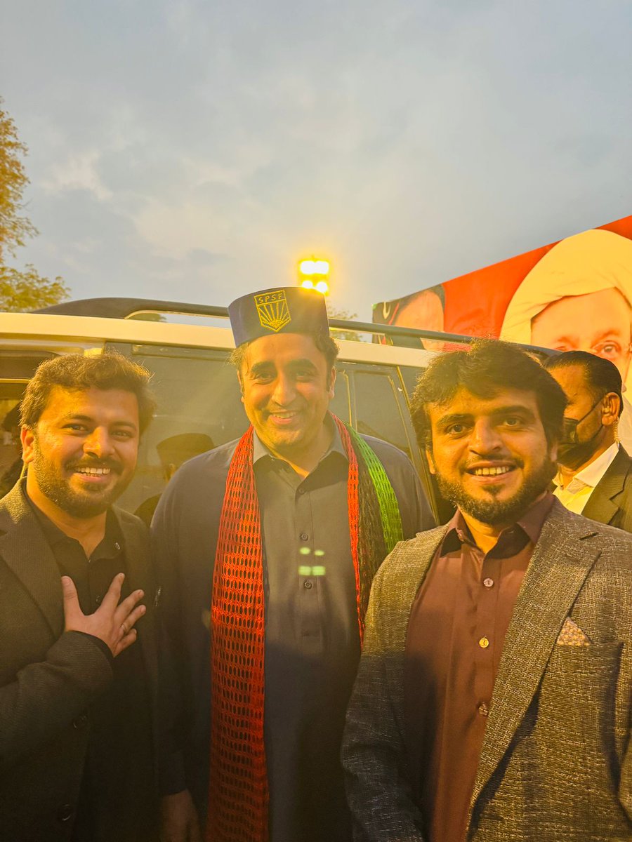 چیرمین بلاول بھٹو زرداری کے ساتھ بہت ہی خوبصورت یادگار لمحہ جس میں انھوں نے پی ایس ایف کا کیپ پہنا۔
#چنو_نئی_سوچ_کو 
<a href="/BBhuttoZardari/">Bilawal Bhutto Zardari</a>