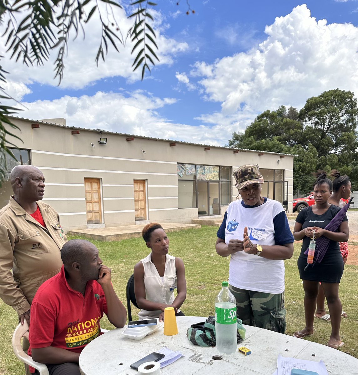 KennyMotsa535's tweet image. Ward 25 is also registering young people to Vote for EFF

#VoterRegistrationWeekend
#Mayihlome 
#RegisterToVoteForEFF