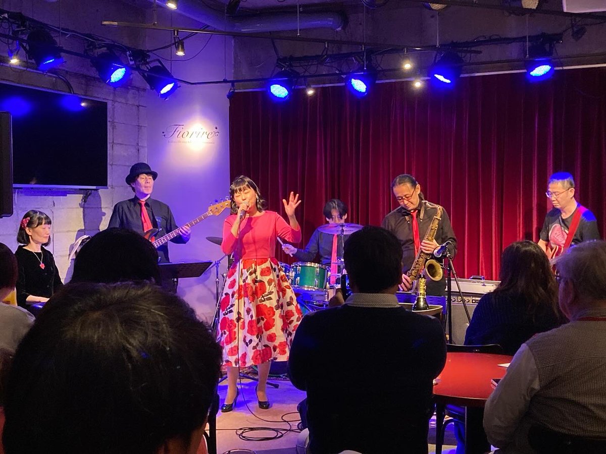 mai_pf's tweet photo. 1/28(日)市ヶ谷フィオリーレでLOOK OF LOVEライブ、楽しかった☺️🎶

おいしいイタリアンランチ🍝🍕食べながら飲みながら、N＆W、The Three Passionのしっとり洋楽・邦楽、THE BLACKBELLY CLUBのオシャレオリジナルを私も楽しみました🎵

THE BLACKBELLY CLUBはライブ40回目おめでとうございました🍾✨ https://t.co/aO5rBFbZ02