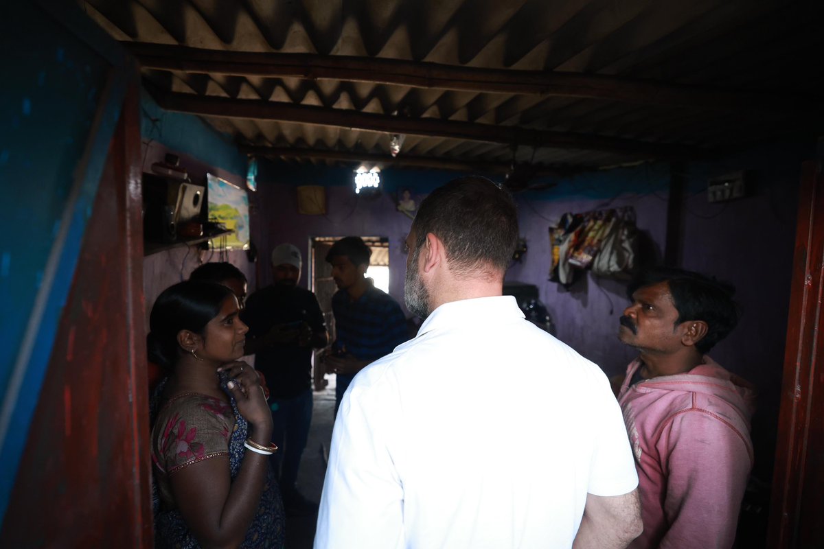 RahulGandhi's tweet photo. आज, गोधर काली बस्ती में कोयला श्रमिकों और उनके परिवारों से मिला। 

उनके पास न स्थाई काम है, न आमदनी की कोई गारंटी और ना ही इन्हें केंद्र सरकार की किसी योजना का लाभ मिलता है।

इनके चेहरों पर लिखा है कि मोदी सरकार ने इनके वर्तमान और भविष्य दोनों को बेबसी के अंधेरे में धकेल दिया है। 

इनकी आंखें कोयले के सौदागरों से पूछती हैं, कि तुम्हारे हिस्से में चमक दमक और हमारे नसीब में कालिख कब तक? 

इन परिवारों की पढ़ाई, कमाई और दवाई के पुख़्ता इंतज़ाम के साथ साथ उन्हें एक सुरक्षित कल देना ही भारत बनाने वाले इन श्रमिकों के साथ न्याय होगा।

और कांग्रेस ही उन्हें यह न्याय दिलाएगी, क्योंकि हम मानते हैं कि श्रमिकों के भविष्य में देश का भविष्य है।