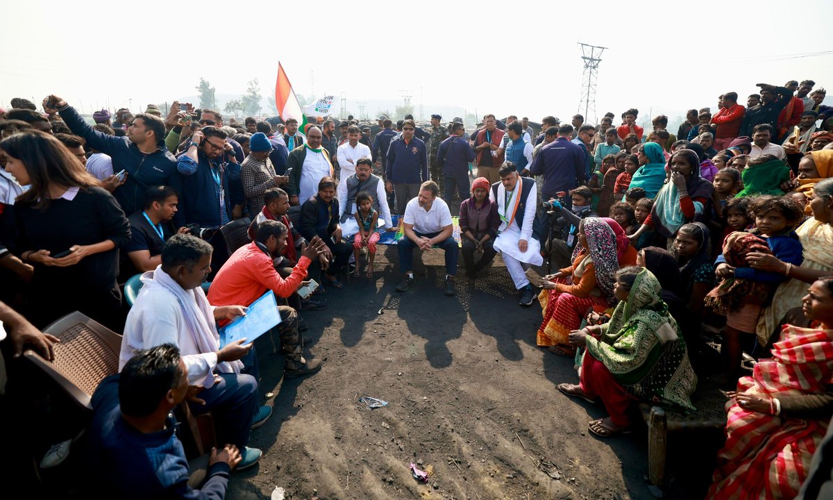 RahulGandhi's tweet photo. आज, गोधर काली बस्ती में कोयला श्रमिकों और उनके परिवारों से मिला। 

उनके पास न स्थाई काम है, न आमदनी की कोई गारंटी और ना ही इन्हें केंद्र सरकार की किसी योजना का लाभ मिलता है।

इनके चेहरों पर लिखा है कि मोदी सरकार ने इनके वर्तमान और भविष्य दोनों को बेबसी के अंधेरे में धकेल दिया है। 

इनकी आंखें कोयले के सौदागरों से पूछती हैं, कि तुम्हारे हिस्से में चमक दमक और हमारे नसीब में कालिख कब तक? 

इन परिवारों की पढ़ाई, कमाई और दवाई के पुख़्ता इंतज़ाम के साथ साथ उन्हें एक सुरक्षित कल देना ही भारत बनाने वाले इन श्रमिकों के साथ न्याय होगा।

और कांग्रेस ही उन्हें यह न्याय दिलाएगी, क्योंकि हम मानते हैं कि श्रमिकों के भविष्य में देश का भविष्य है।
