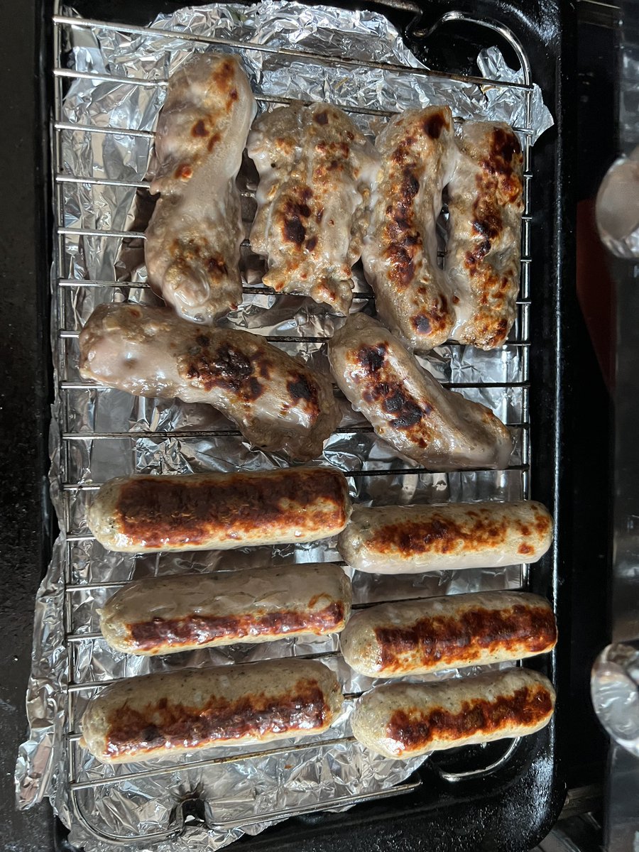 MattKingsnorth's tweet photo. @sainsburys Hey Sainsburys. Stupid question… should your pork and apple sausages have skins!? Mine didn’t…
(The others are Lincolnshires) https://t.co/SWW8Teef1s