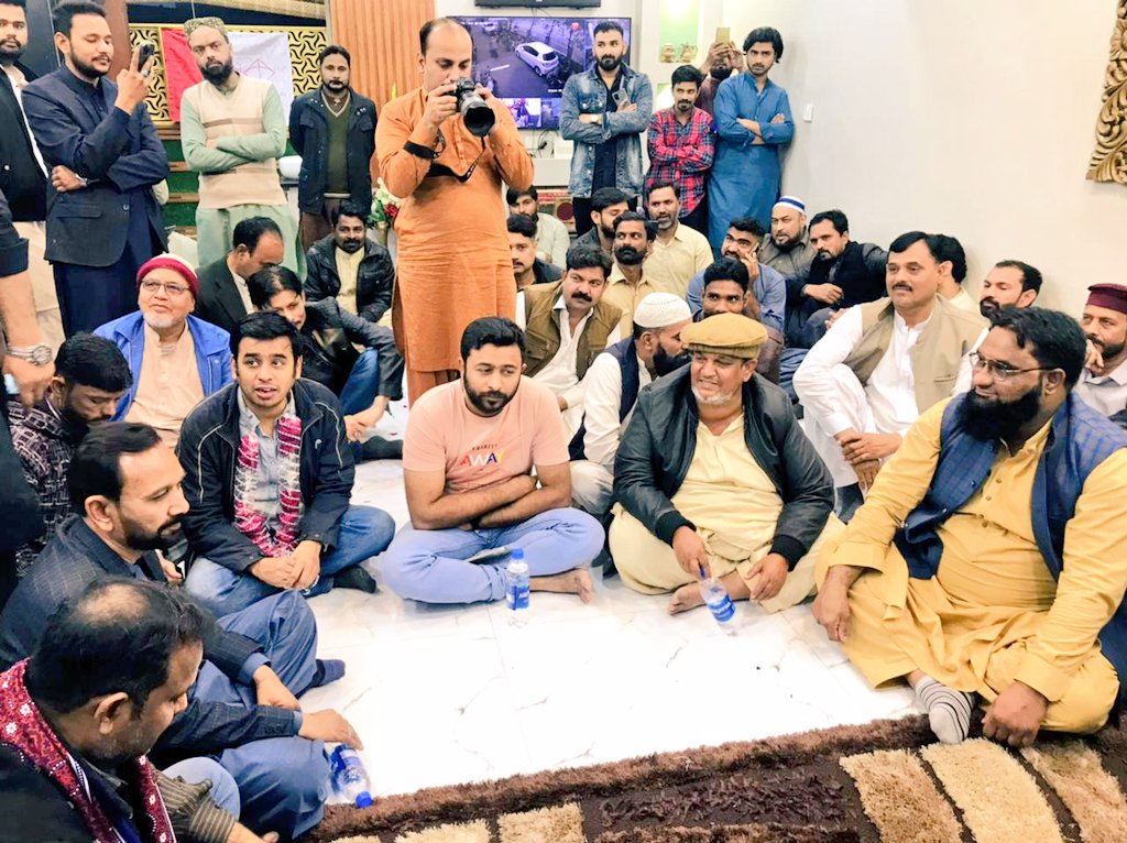 NA220HydCity's tweet photo. سخی وہاب ٹاؤن E کے زیر اہتمام حیدرآباد اولڈ اسکریپ میٹل ایسوسی ایشن یونین سے حق پرست امیدوار #NA220 سید وسیم حسین  #PS64 راشد خان کی ملاقات یونین کی جانب سے پھولوں کے ہار پہنا کر استقبال کیا گیا 
#VoteForKite
@allaboutmqm @SyedWaseemMNA https://t.co/bj0JkzuGpi