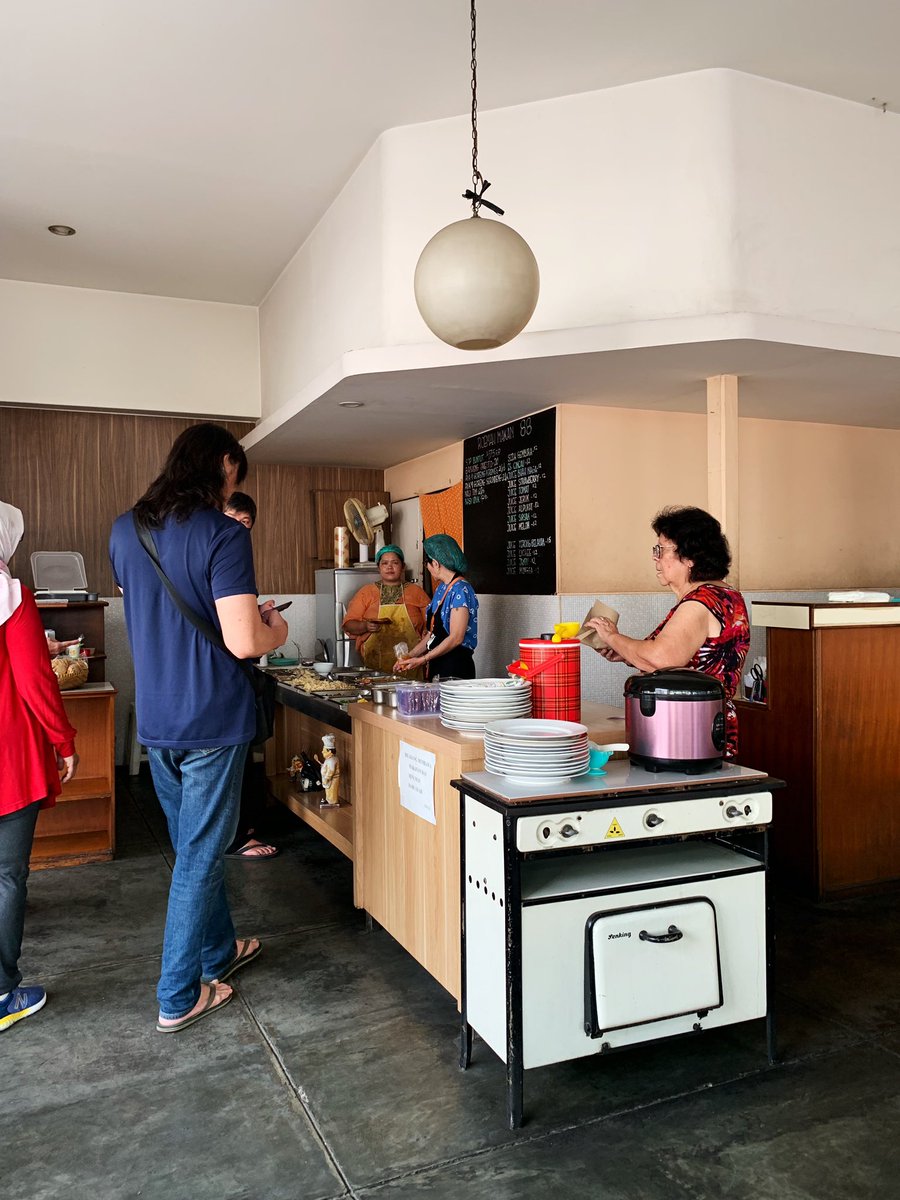 Nemu tempat makan siang di Bandung yang humble dan bikin rindu masakan omah dulu, namanya RM 88, saking suka dan jadi sering beli  setiap malam dikirimin list menu via whatsapp sama ownernya.
