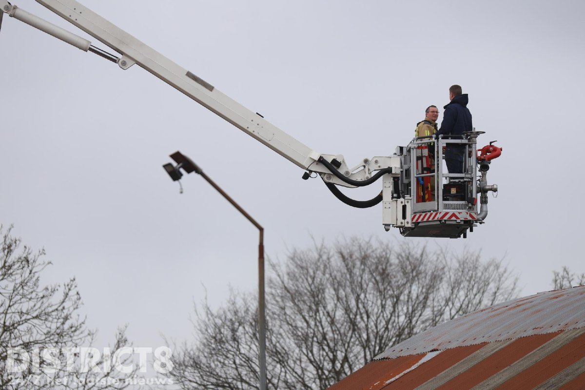 RedactieD8's tweet photo. De brandweer heeft vanmiddag een man van een dak van een stal gehaald aan de #Rotterdamseweg in #Delft. Door onbekende oorzaak kwam de man, die vermoedelijk bezig was met werkzaamheden, vast te zitten op het dak. De man is veilig naar de grond gebracht. https://t.co/iBZoht7eEd