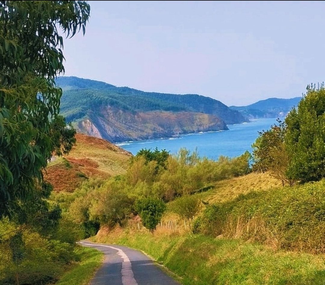 TurismoBakio's tweet photo. 📍 BAKIO-SAN JUAN DE GAZTELUGATXE

3 kilometroko ibilbide ikusgarria, Kantauri itsasoari begira. 
Impresionante ruta de 3 kms. con vistas panorámicas al Mar Cantábrico.
➡ https://t.co/rF4GwZOLJy 

#bakio #bakiobizitzada #kostaldea #ibilbidea #costa  #gaztelugatxe #photography https://t.co/V4hng5knTP