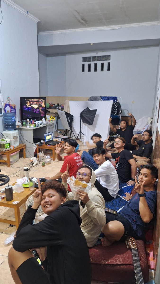 radanggep's tweet photo. Kontrakan peka politik kih, Nobar Layar Tancep dari Narasi TV, abis ini otw bikin threads 
@narasitv @NajwaShihab #MataNajwa #LayarTancapMataNajwa https://t.co/DNlkESnznf