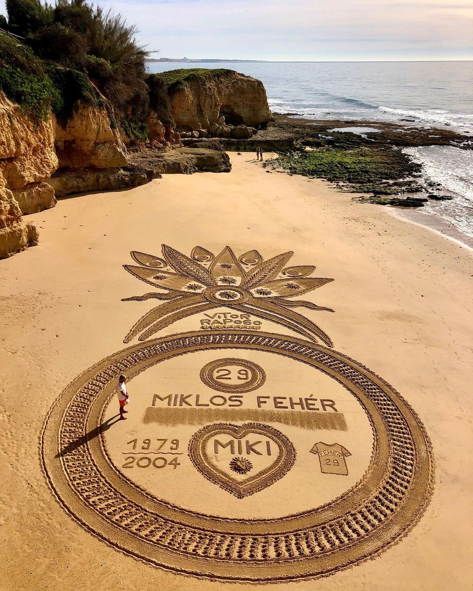 abolapt's tweet photo. O último sorriso de Fehér foi há 20 anos e a data foi assinalada nas areias da Praia Maria Luísa, em Albufeira.

«Jamais serás esquecido, Miki ❤️», escreveu o artista Vítor Raposo, que partilhou a homenagem nas redes sociais.

📷 vitinha_rr/IG

#feher #mikifeher https://t.co/HO6E3eJoHl