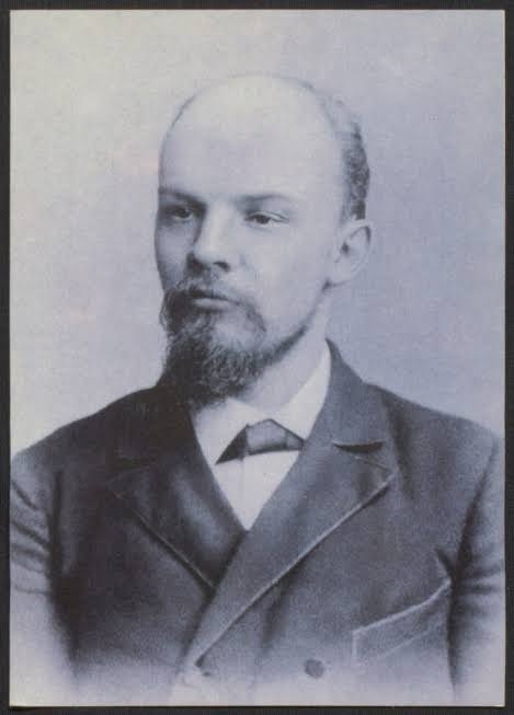 2) Quando reencontra seu "objeto", em 1917, já é ele próprio um veterano: dirigira o soviete de Petrogrado na revolução de 1905, passara por dois exílios, duas guerras e um campo de concentração. As divergências desapareceram. Mas Trótski não pretende se igualar a Lênin.