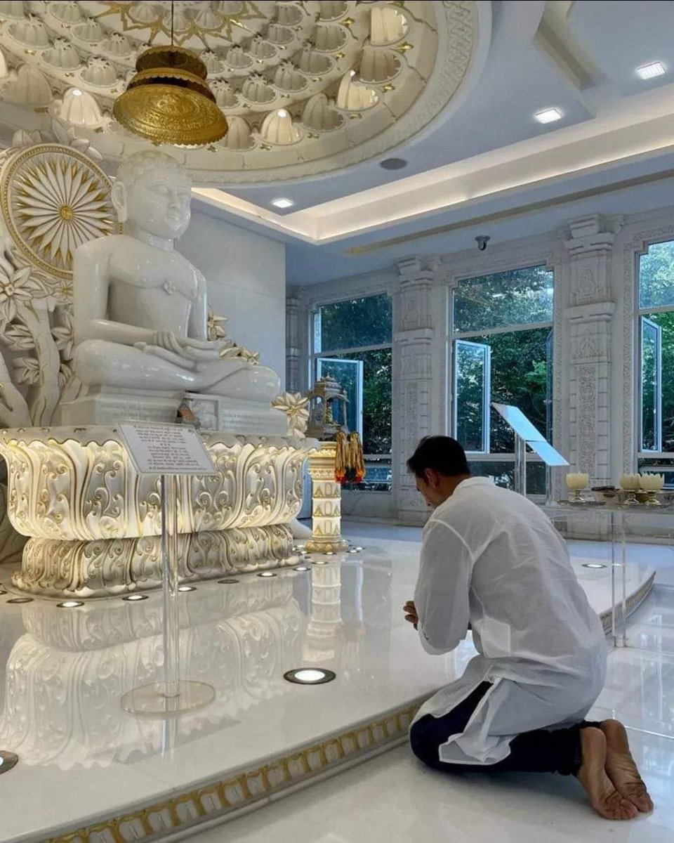 SandhyMahalaxmi's tweet photo. पारला दिगंबर जैन मंदिर में अभिनेता अक्षय कुमार #akshaykumar दर्शन करते हुए https://t.co/CpmrdH6Xo9