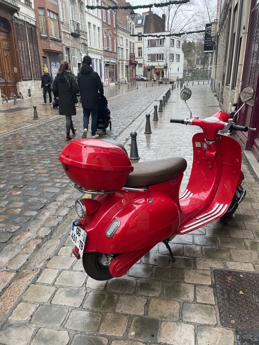 Patrick Seghi (@patrickseghi) on Twitter photo De quoi voir rouge. Garé comme une merde rue saint Jacques #Lille De quoi voir rouge. Garé comme une merde rue saint Jacques #Lille