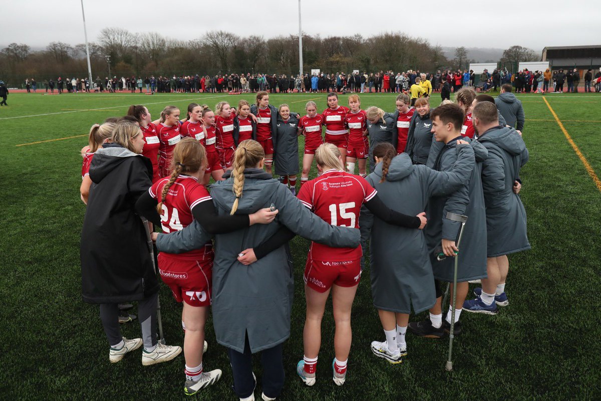ScarletsAcademy's tweet photo. That’s a wrap for our Womens u18s squad. Diolch yn fawr i’r chwaraewyr, hyfforddwyr ac i’r rhieni am eich ymdrechion trwy gydol y tymor. Thank you very much everyone involved. 👊🏼 https://t.co/gF4CYSNDYm