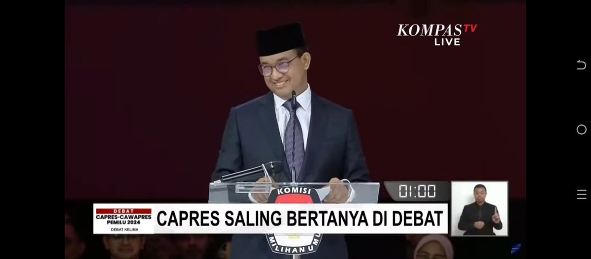 shanakorio's tweet photo. Moderator: "ya pak anies silahkan bertanya ke pak prabowo"

Anies: *nyengir jahat

#debatcapres2024 https://t.co/FOKmDE0Wit