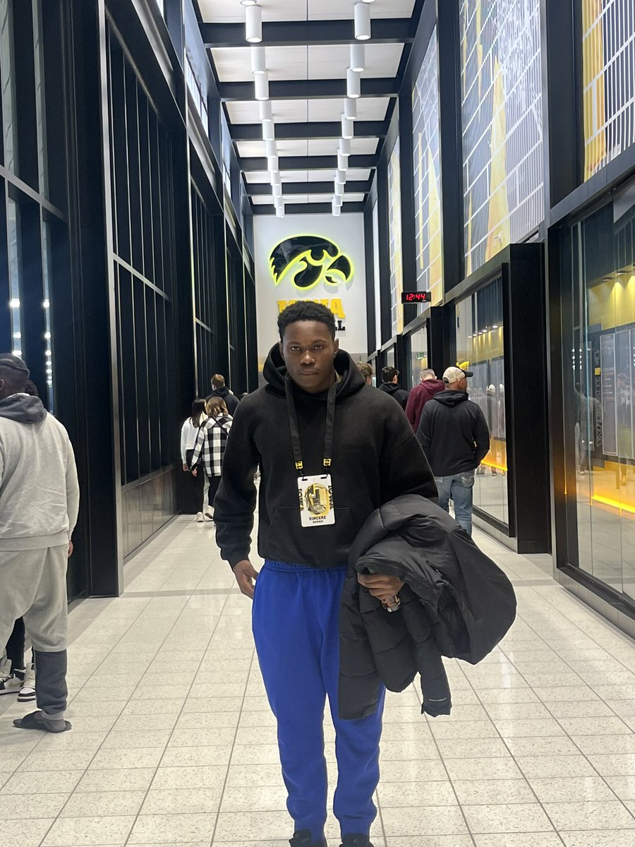 SincereHarris27's tweet photo. Thank you to @CoachSWallace And The @HawkeyeFootball  I had a great time today @CohMurphIKE @DdeFootball @EDGYTIM @AllenTrieu @GregSmithRivals @RivalsPapiClint @dzoloty @Bryan_Ault @HSFBscout 
@LemmingReport

 @EliotClough @SBock247 @lowa_Recruiting @BlairASanderson @RobHoweHN https://t.co/oFzk4zfWis