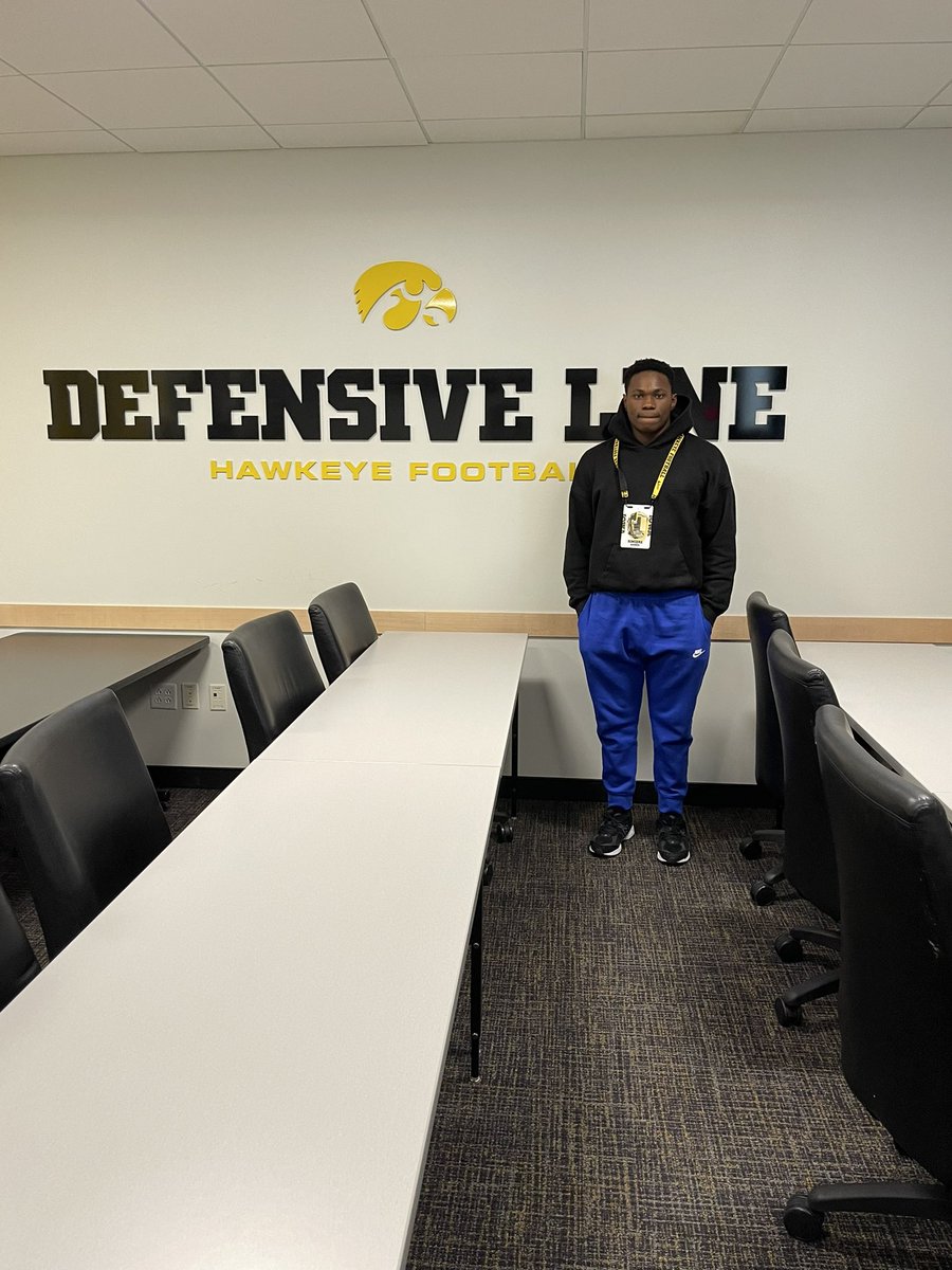 SincereHarris27's tweet photo. Thank you to @CoachSWallace And The @HawkeyeFootball  I had a great time today @CohMurphIKE @DdeFootball @EDGYTIM @AllenTrieu @GregSmithRivals @RivalsPapiClint @dzoloty @Bryan_Ault @HSFBscout 
@LemmingReport

 @EliotClough @SBock247 @lowa_Recruiting @BlairASanderson @RobHoweHN https://t.co/oFzk4zfWis