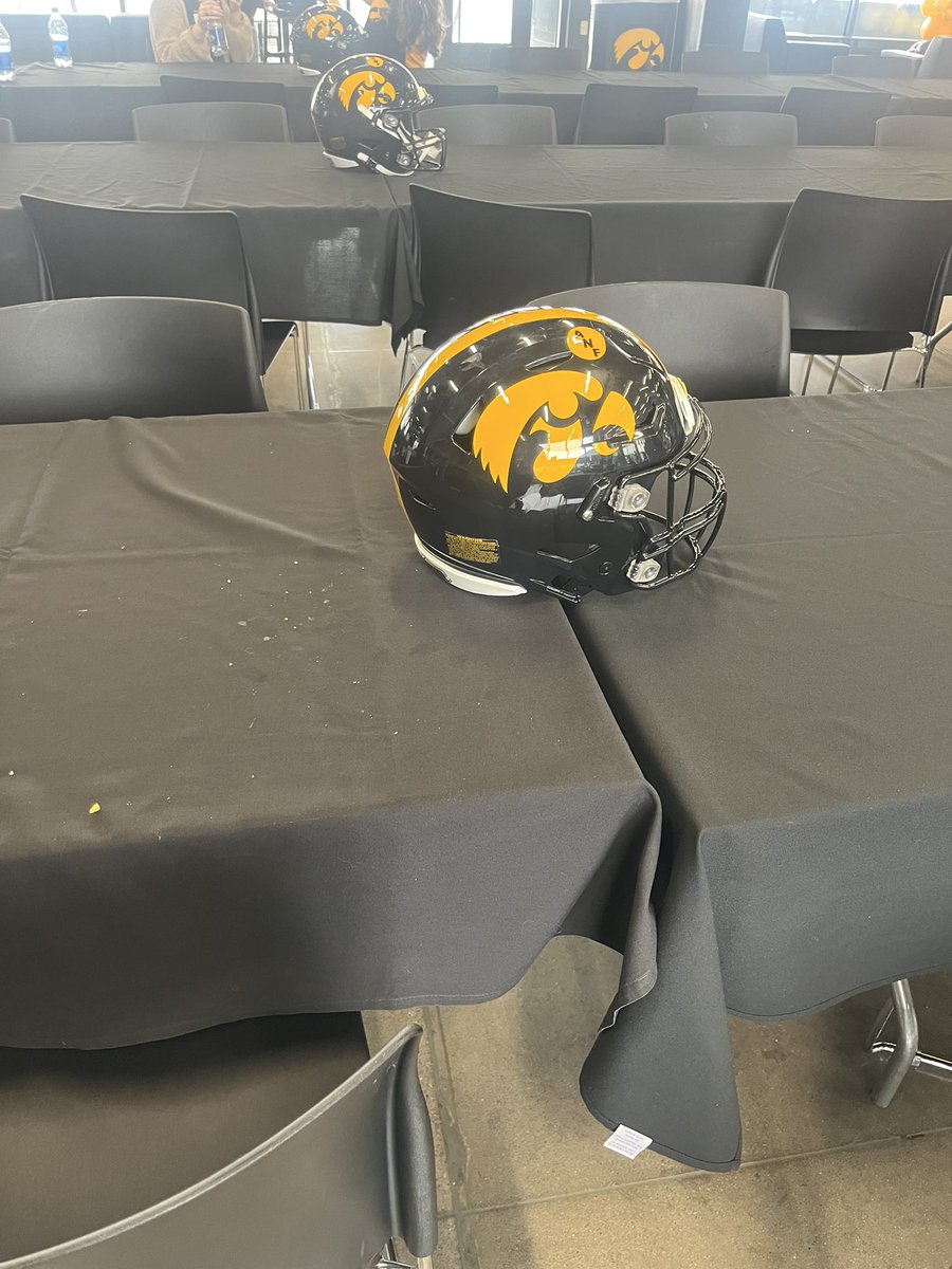 SincereHarris27's tweet photo. Thank you to @CoachSWallace And The @HawkeyeFootball  I had a great time today @CohMurphIKE @DdeFootball @EDGYTIM @AllenTrieu @GregSmithRivals @RivalsPapiClint @dzoloty @Bryan_Ault @HSFBscout 
@LemmingReport

 @EliotClough @SBock247 @lowa_Recruiting @BlairASanderson @RobHoweHN https://t.co/oFzk4zfWis