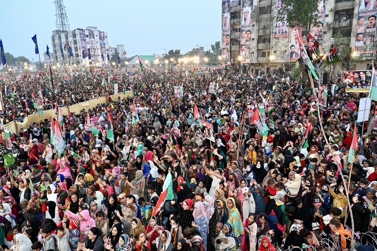 BBhuttoZardari's tweet photo. Thank you Hyderabad! The people will no longer allow the agents of old politics to divide them. The Pakistan Peoples Party is the only political party that stands for all Pakistanis, regardless of ethnicity, religion, caste, or belief. Stand with us and vote Teer on 8th February and choose to end the politics of division, violence, and hate. 

#چنو_نئی_سوچ_کو #VoteTeer