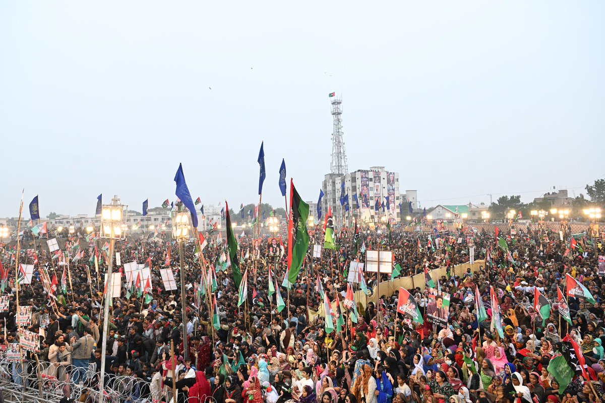 BBhuttoZardari's tweet photo. Thank you Hyderabad! The people will no longer allow the agents of old politics to divide them. The Pakistan Peoples Party is the only political party that stands for all Pakistanis, regardless of ethnicity, religion, caste, or belief. Stand with us and vote Teer on 8th February and choose to end the politics of division, violence, and hate. 

#چنو_نئی_سوچ_کو #VoteTeer