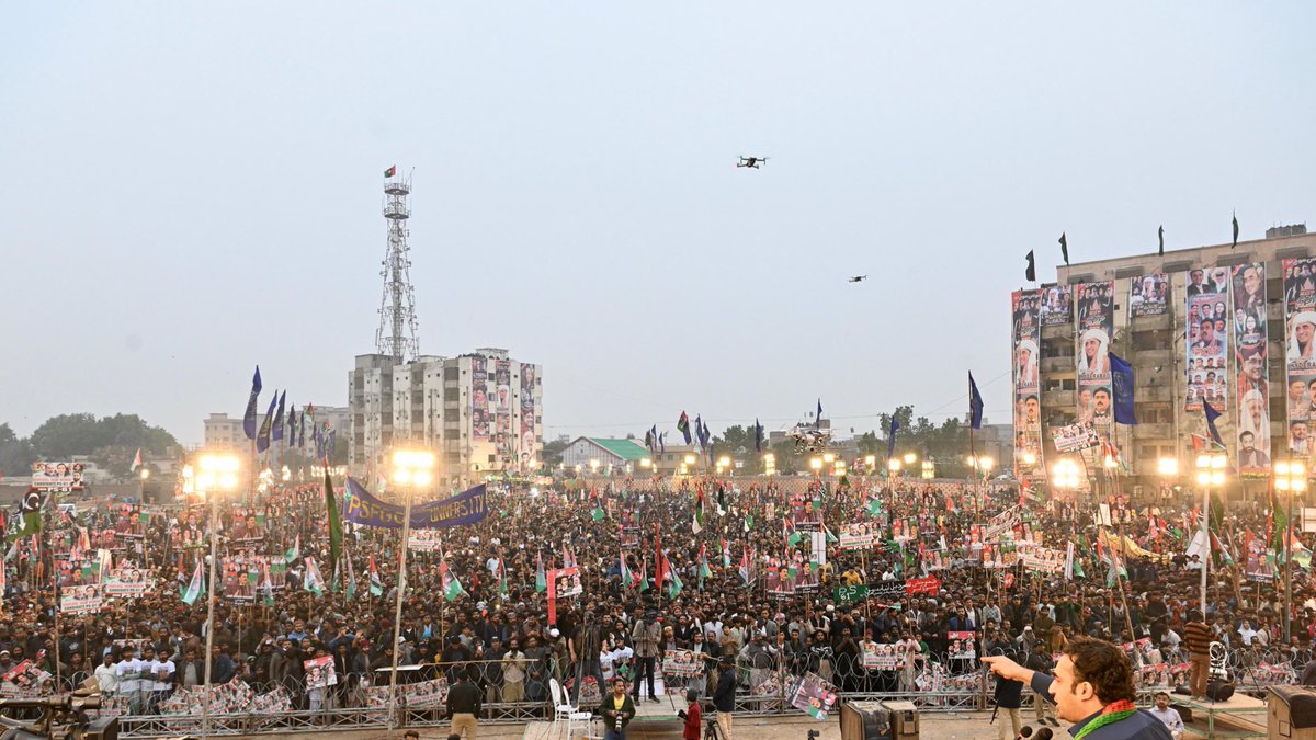 BBhuttoZardari's tweet photo. Thank you Hyderabad! The people will no longer allow the agents of old politics to divide them. The Pakistan Peoples Party is the only political party that stands for all Pakistanis, regardless of ethnicity, religion, caste, or belief. Stand with us and vote Teer on 8th February and choose to end the politics of division, violence, and hate. 

#چنو_نئی_سوچ_کو #VoteTeer