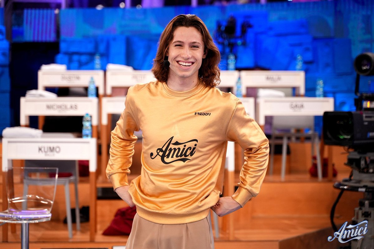 gossiptv__'s tweet photo. DUSTIN PRIMO ALLIEVO AL SERALE, GRANDE SI #amici23 https://t.co/AataGY9leU