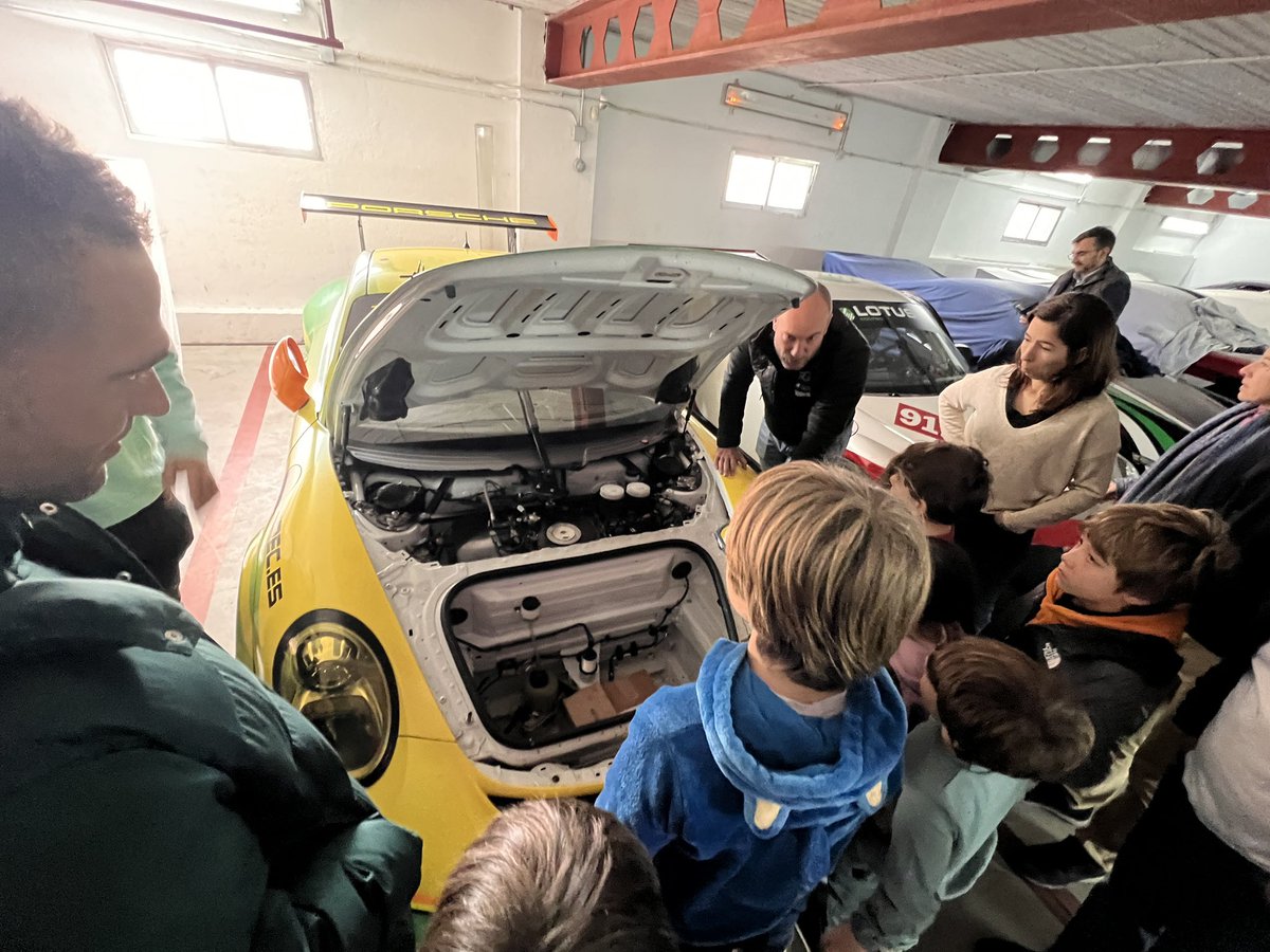 mportilloES's tweet photo. Masterclass de Roberto Gomez a niños de altas capacidades con gran interés en ciencia, tecnología y motor. Gracias al equipo @RGB_Races y a la fundación Proyecta Futuro y el proyecto EUREKA https://t.co/3eO3pJOaBp